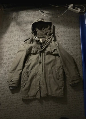 Vintage Millitary Field jacket Fodrad - Fodrad Vintage Jacka från okänt märke, köpt på Broadway and Sons i Stockholm. Använd fåtal gånger och i perfekt skick! Storlek L