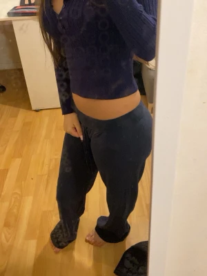 Mörkblå tröja - Jag säljer en mörkblå tröja som är använd två gånger