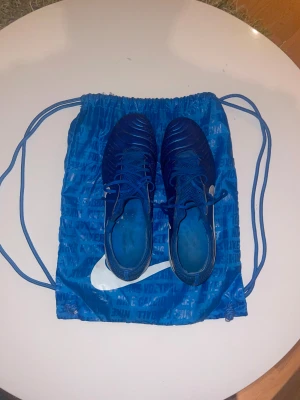 Blå Nike Tiempo elite fotbollsskor  - Säljer ett par blå Nike tiempo elite fotbollsskor i ganska bra skick. Pris kan diskuteras 