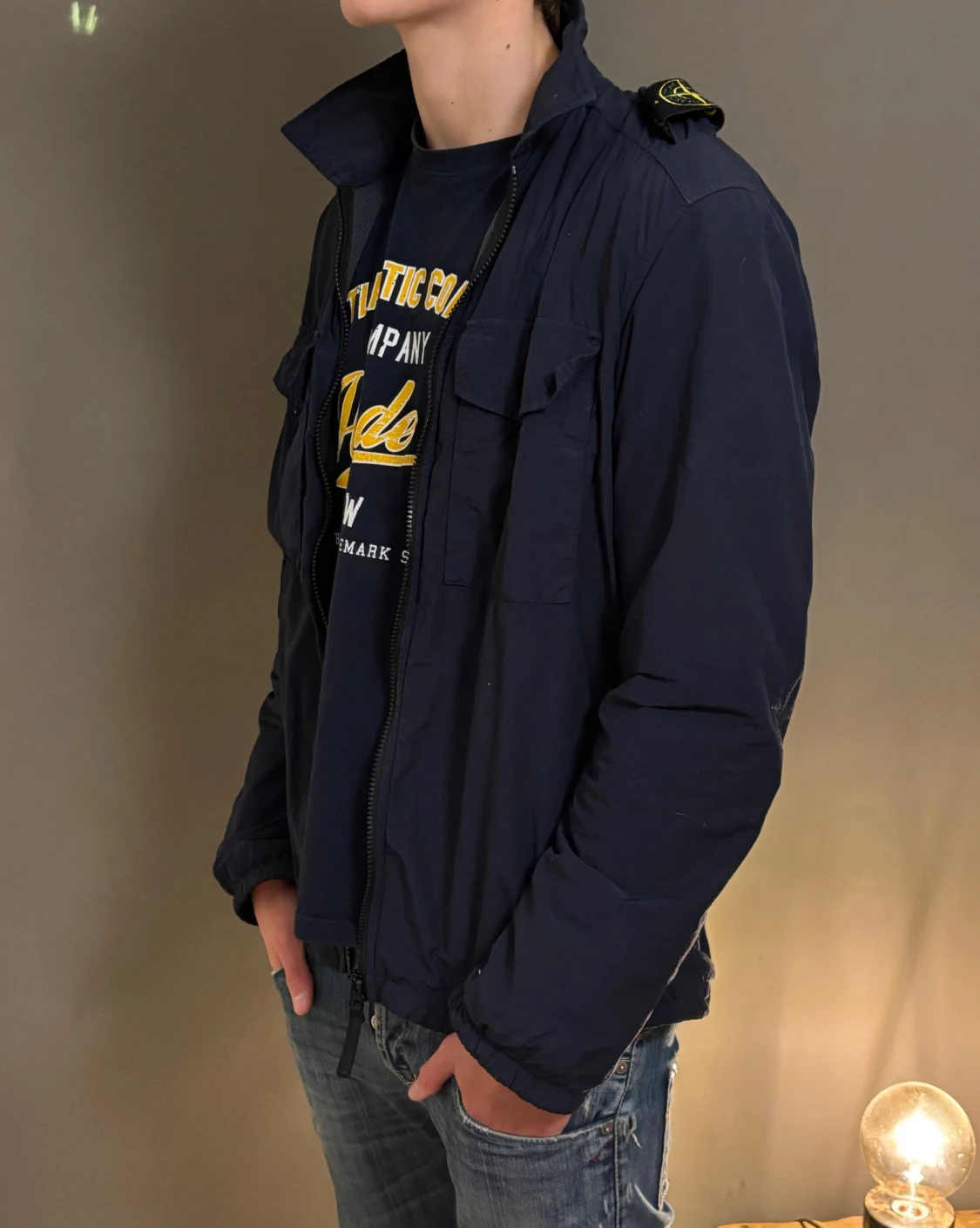 Mörkblå vindjacka från Stone Island