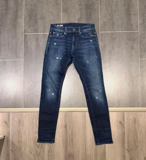 G-star Raw Jeans - Hej säljer dessa jättefina jeans från G-star Raw i storlek w29 L32, slim och perfekta året runt och går aldrig ur stil. Exklusiva fina modeller. Skriv gärna vid intresse!