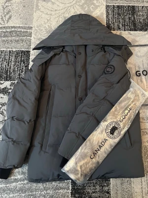 Canada Gose Jacka - Säljer en helt ny Canada Gose jacka. Aldrig använd. Har kvar alla sinna original taggar. Vid snabb affär kan jag tänka mig sänka priset. För fler spännande accessoarer kolla profilen. 