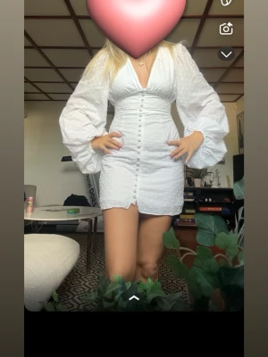 Adore klänning  - Super fin klänning från Adore😊 den saknar en knapp, med det märks inte när man bär den. Annars bra skicka dragkedjan kan va lite seg ibland men ändå inget fel på den😊 priset går såklart att diskutera så hör av er❤️😊