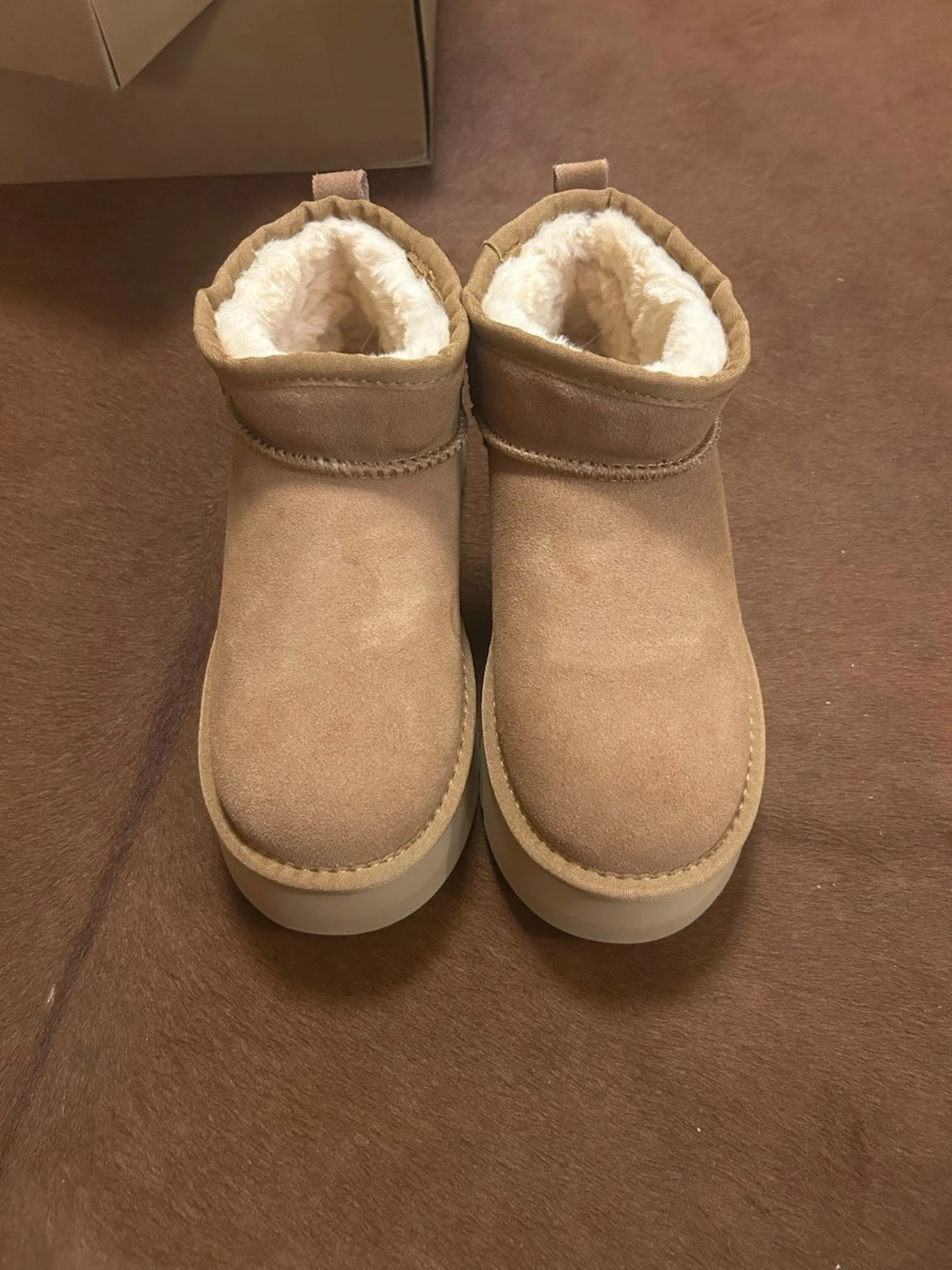Beige UGG boots med fårskinn - 12
