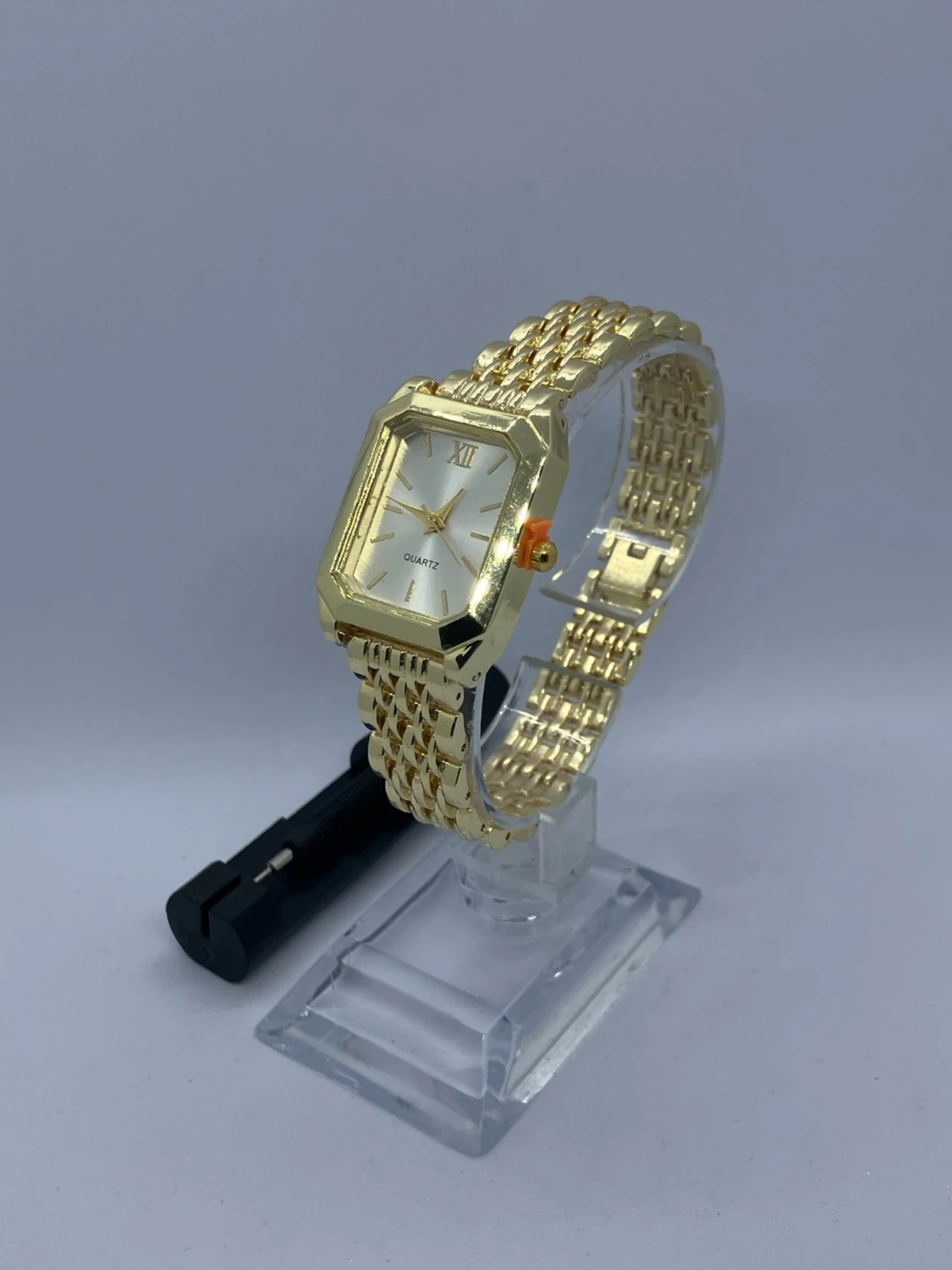 Guldfärgad damklocka med en band justerare