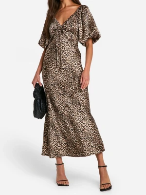 Leopardmönstrad långklänning Boohoo - Snygg långklänning från Boohoo med leopardmönster. Klänningen har puffiga korta ärmar, v-ringad hals och snörning framtill. Säljer då jag hittat annan klänning att bära till eventet, aldrig använt denna💓