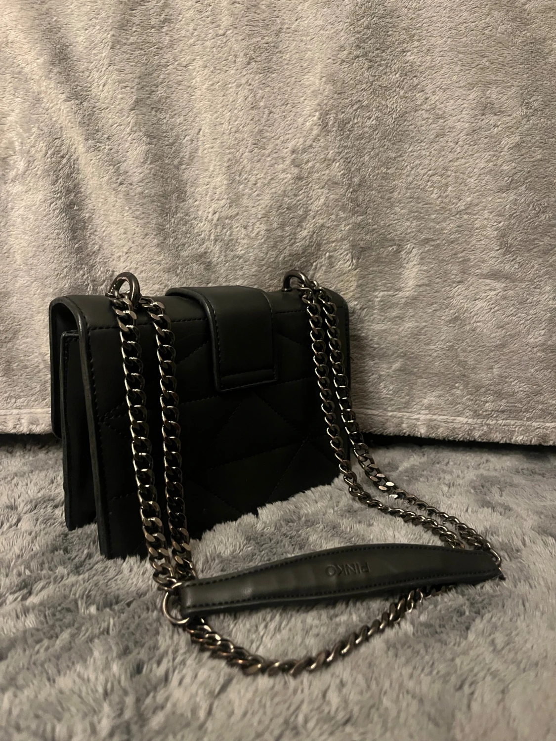 Svart quiltad axelväska från Pinko - 1