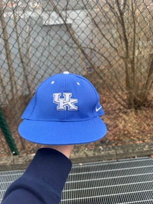 Blå Kentucky keps från Nike - Säljer en blå Kentucky keps från Nike med broderad UK-logga framtill och texten 'KENTUCKY' passar riktigt bra och är knappast använd