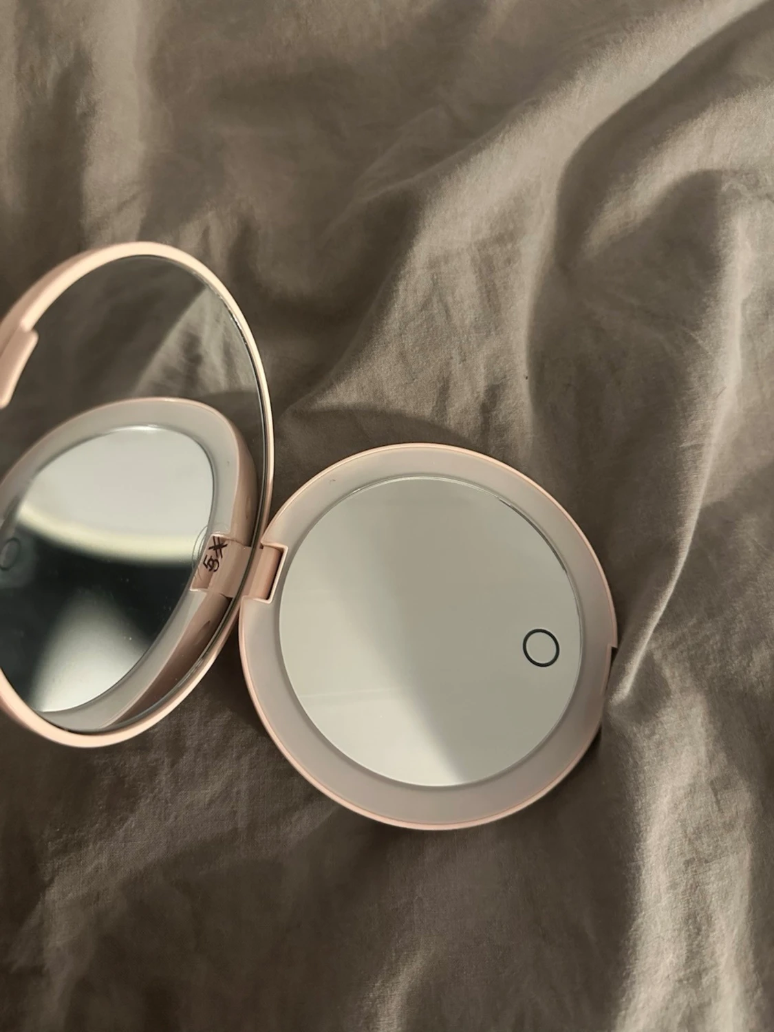 Rund sminkspegel med LED från By Lyko - 1