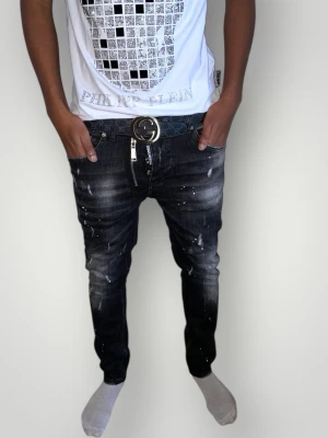 Dsquared2 jeans strl 42 svart - Helt nya. Fin replika med hög kvalitet. Modellen är 175cm. Pris: 1299kr. Först till kvarn.Skickas inom 24h