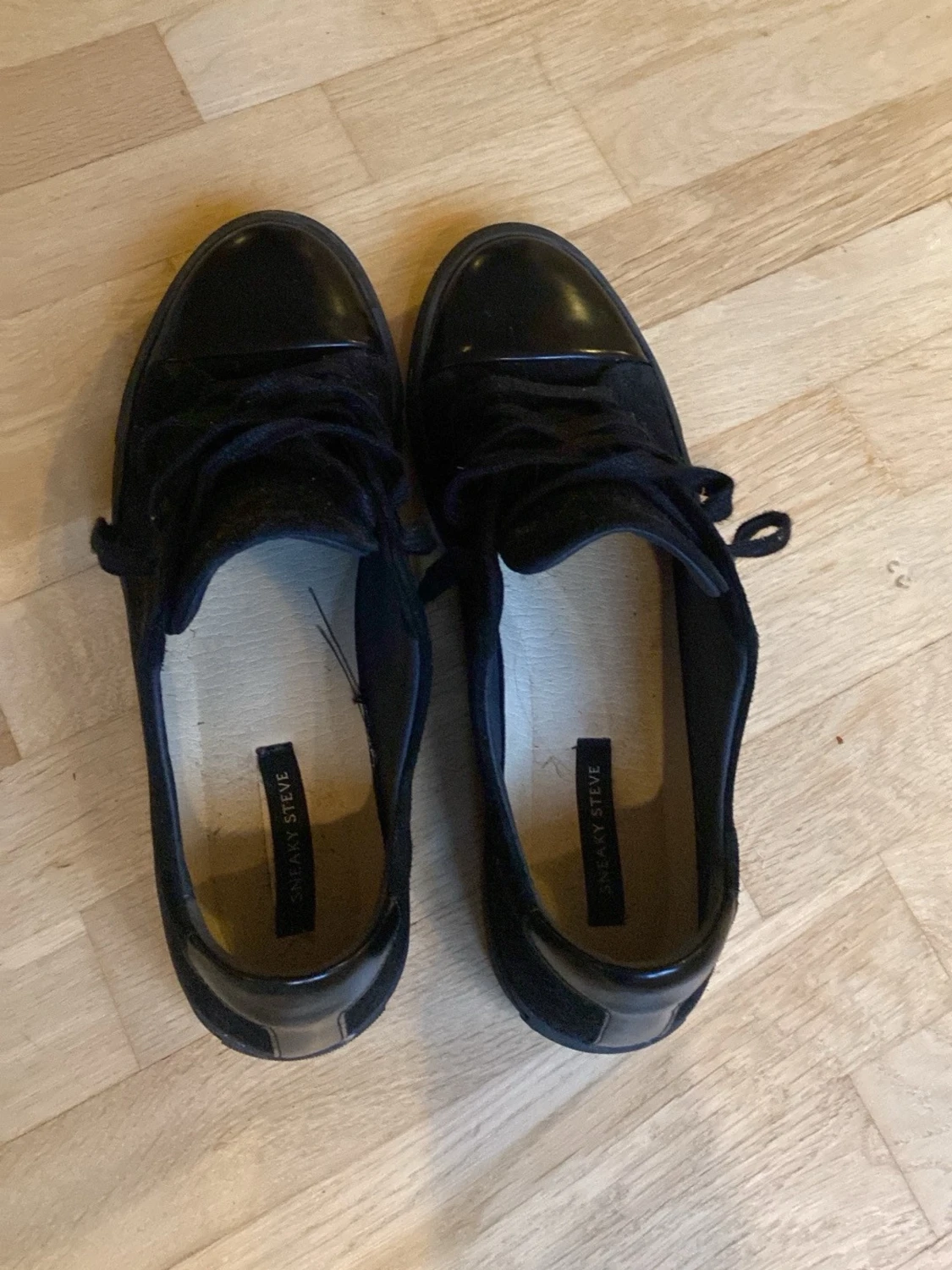 Svarta sneakers från Sneaky Steve - 1