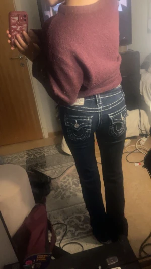 True religion jeans! - Nypris 1599kr. Jag är 155 cm lång, och byxorna är lite långa på mig, därav dem smått slitna delarna längst ner på byxorna, men de är lätt att klippa bort trådarna!  skulle säga att dom passar någon som är 158-168 där mellan!🩷storleken på hemsidan är W24 L32