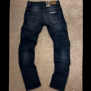 Nudie jeans i modell thin finn - Säljer nu ett par riktigt snygga helt oanvända nudie jeans med riktigt sköna fades. Modell: thin Finn Storlek: 30/34 Skick 10/10(tagsen sitter kvar) Tveka inte på att skriva ifall du har några frågor!