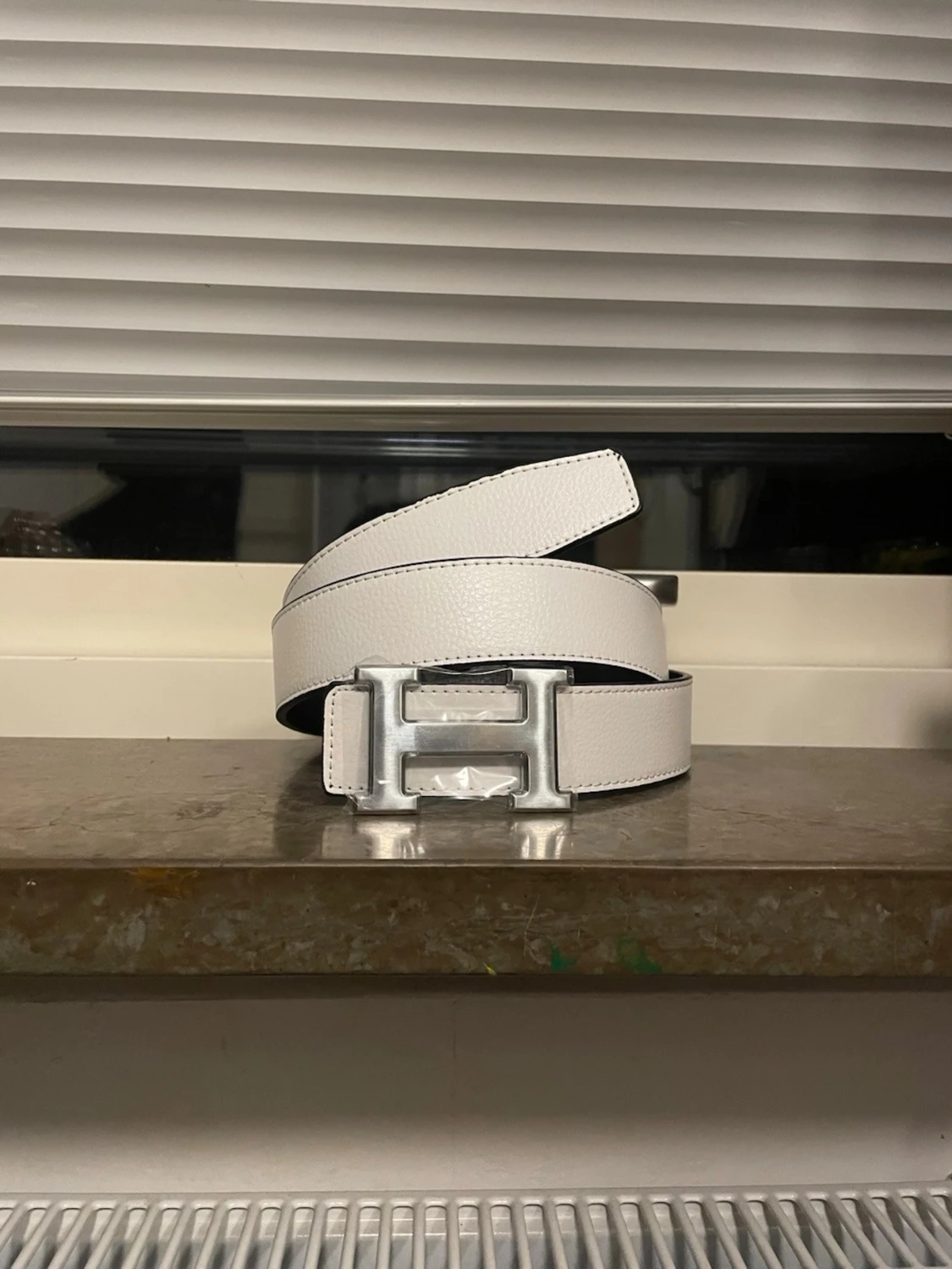 Vit skinnbälte med H-spänne - 1