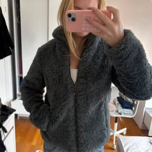 Mörkgrå teddyjacka  - Mörkgrå teddyjacka!! Supergullig!💘💘💘 storlek S och i hyfsat fint skick. Fickorna har gått sönder vilket gör att man inte kan ha något i dem, men utåt på är jackan superfin!!