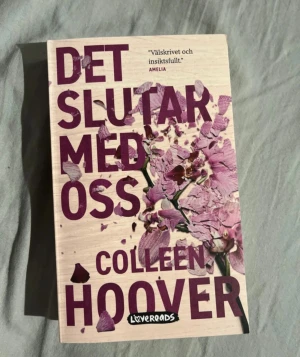 Det slutar med oss pocket  - En gripande och insiktsfull roman om Lily som följer sin dröm till Boston och öppnar en blomsteraffär. Hon möter kärlek, utmaningar och måste konfrontera sitt förflutna när gamla känslor väcks till liv. Perfekt för dig som gillar starka berättelser om relationer och känslor.