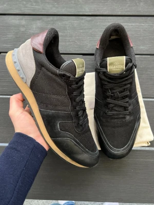 Valentino rockrunners 44 - Supersnygga rockrunners! Size 44! Skick 7/10 slitna hälar på insidan (man kan sätta laglapp så känns de inte) dustbag ingår! Självklart äkta! Nypris 7200ca. Hör av dig vid frågor eller om du vill köpa! 🙌