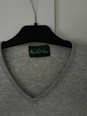 Alan Paine stickad tröja - Otroligt populär och snygg grå stickad Alan Paine tröja av högsta kvalite och storlek 50 (m) säljes. Han på bilden är 187 cm. Kashmir och bomull som material! Skicket är verkligen utmärkt och inga hål eller fläckar! Tveka inte vid minsta fråga eller fundering och pris ej hugget i sten😊