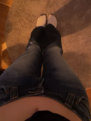 Blå bootcut jeans från Lee - Säljer ett par klassiska blå jeans från Lee med bootcut passform. Kommer ej till användning                    Pris kan diskuteras! 