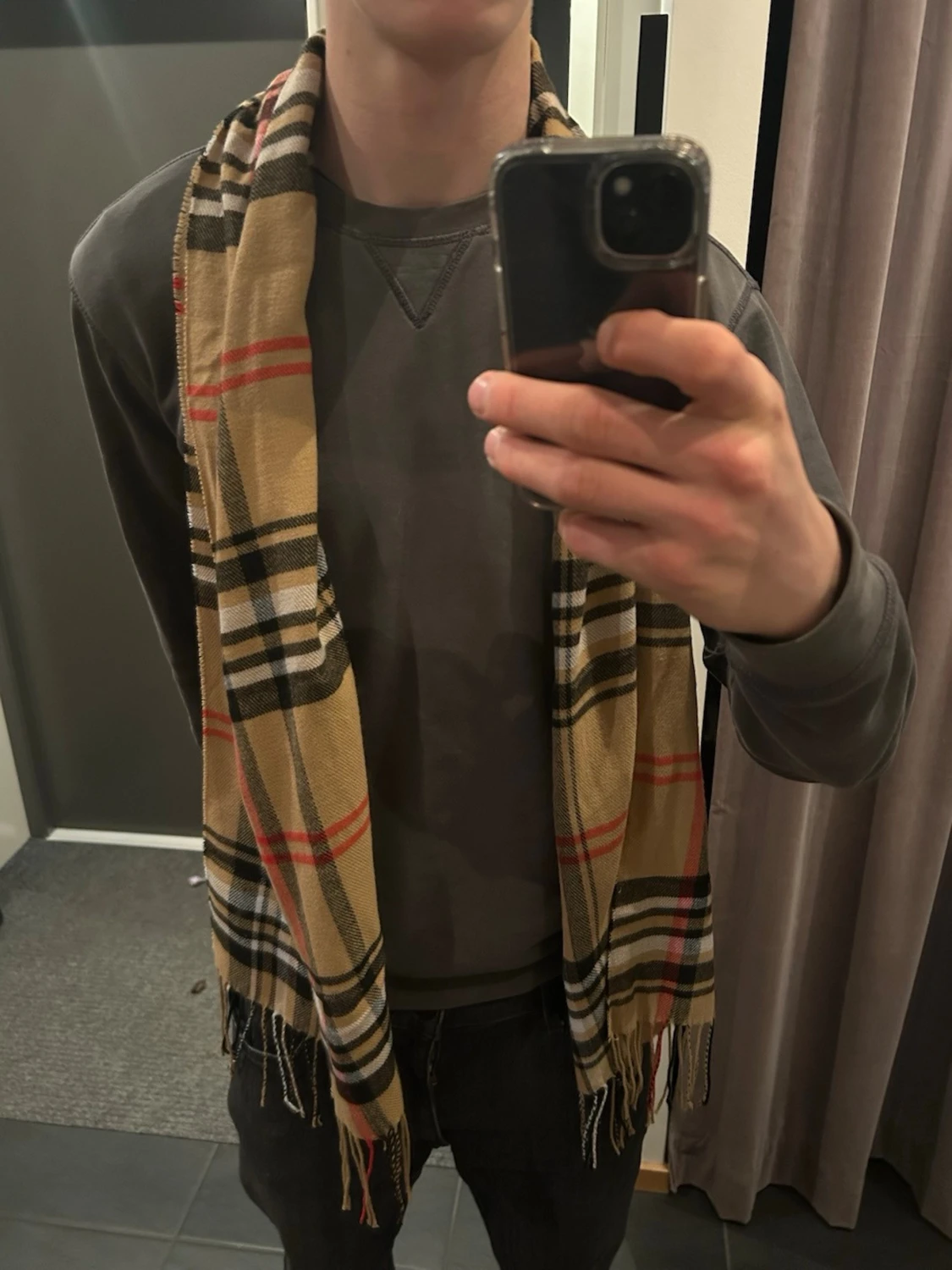 Beige rutig halsduk med fransar - 1