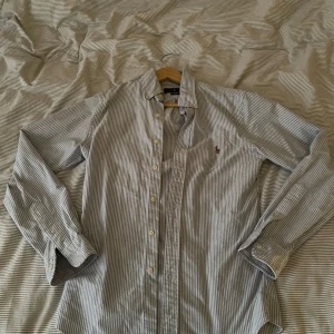 Randig skjorta från Ralph Lauren XS - Slim fit skjorta från Ralph Lauren i storlek xs . Säljer då den är för liten