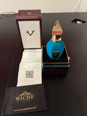 Xerjoff Erba Pura Eau de Parfum - Lyxig parfym med unik design och exklusiv känsla. Kommer i en snygg presentförpackning. Perfekt för dig som vill sticka ut och visa din personlighet. Luktar väldigt fruktigt och somrigt perfekt till dig som vill lukta frukt och sandstrand. Det är minst 40ml kvar i flaskan så det räcker ett bra tag 