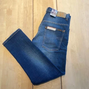 Nudie jeans - Tjena! Säljer nu ett par riktigt feta nudie jeans med en riktigt snygg tvatt. De ar HELT NYA, med lapparna fortfarande kvar. Jeansen är i modellen "Thinn Finn", vilket är en slim fit passform. De är ju som sagt helt nya, så finns inga defekter. De är i storleken "31/28". Hör av er vid närmsta fundering! ❗️Kolla även in min profil för fler helt nya nudie jeans i olika storlekar❗️