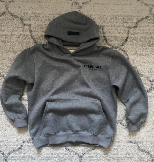Essentials hoodie - Knappt använd
