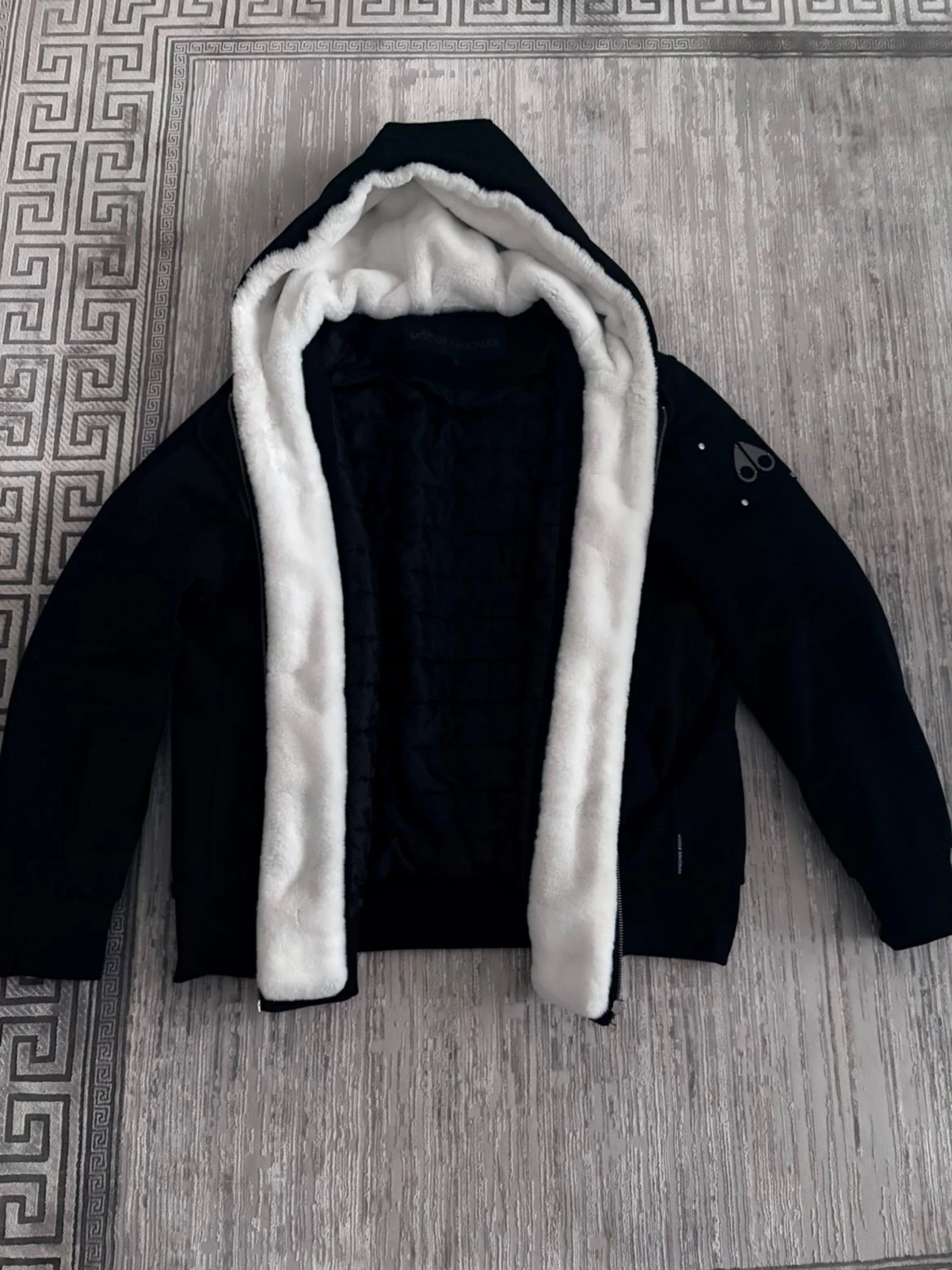 Svart teddyjacka Moose Knuckles