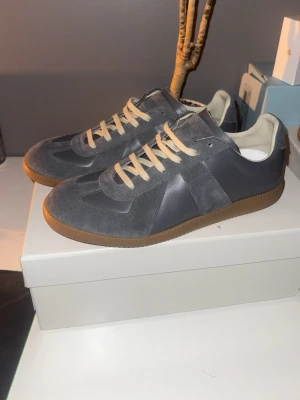 Maison margiela gats ÄKTA - Säljer nu dessa as feta gats som är köpa för några månader sedan. Dom har blivit för små men är fortfarande i toppskick. Kvitto finns såklart! Enda negativa är skada på boxen (se sista bild) | Skick 9/10 | Färg Grå | Pris 3699 | Strl 41,5 