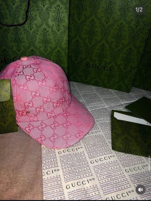 Gg keps  - En jättefin keps med den rosa färg allt omkring den följer med 