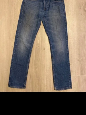 Blå jeans från Crosshatch Black Label - Säljer ett par klassiska blå jeans från Crosshatch Black Label i storlek 30R. Jeansen har regular passform, raka ben och är tillverkade i 100% bomull. De har fem fickor och snygga kontrastsömmar. Perfekta för dig som gillar enkel och tidlös stil.