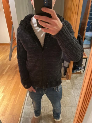 Stickad Fodrad Archive hoodie - Riktigt fet stickad hoodie som är isolerad och fodrad och gör den väldigt varm | Storlek XS | Skriv vid funderingar och skicka gärna bud! OBS skitig spegel inte fläckar!!!