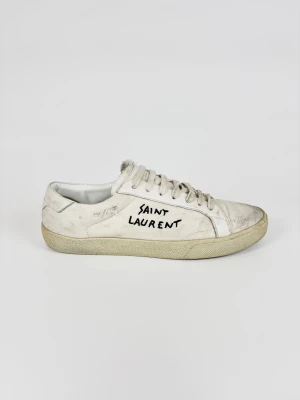Saint Laurent court classic skor - - Säljer ett par Saint Laurent court classic sneakers i gott använt skick. - Storlek: 41,5 - Enbart skorna ingår.  Hör av dig vid frågor eller fundering.