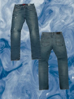 Jack and Jones jeans 30/30 - Slim fit jeans från Glenn i klassisk blå denim med snygga slitningar och fem fickor. Jeansen har en smal passform och normal midja. Jeansen är i gott skick 9/10 med snygga revor. Storlek 30/30