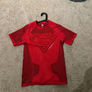 Compression shirt YoungLA - En Compression shirt från Young LA i storlek L. Den är bara testad beställde hem fel storlek.