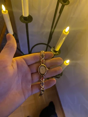 Vintage klocka - Fint skick med ett helt nytt batteri och justerbart armband som enkelt justeras hemma med hjälp av nål 📌 