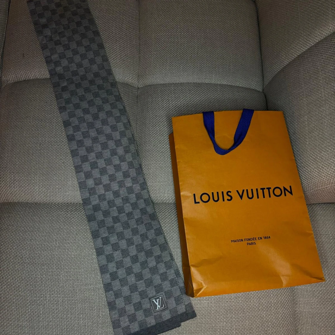 Grå Louis Vuitton halsduk