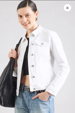 Vit jeansjacka - Oanvänd vit jeansjacka