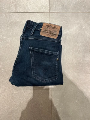 Replay anbass  - Tjena, säljer nu dessa riktigt snygga Replay anbass i Stl W30 L32. Dom är i riktigt bra skick. Nypris 1600✅Vid minsta funderingar så är det bara att höra av sig//Allt gott