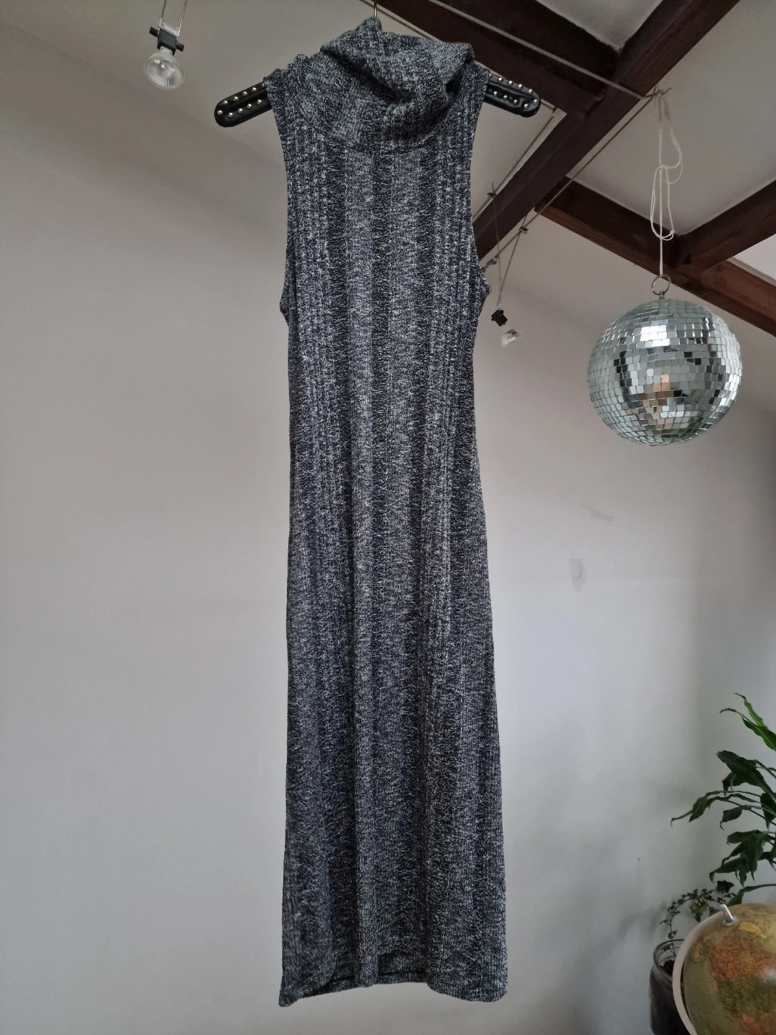 Grey knitted dress with cut out - 3