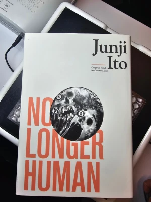 No Longer Human - En grafisk roman av Junji Ito med skrämmande och detaljerade illustrationer. Boken har en unik och mörk stil som passar dig som gillar manga, psykologiska teman och skräck. Perfekt för unga vuxna som vill ha något annorlunda och visuellt fängslande. Helt sprillans ny utan några defekter!