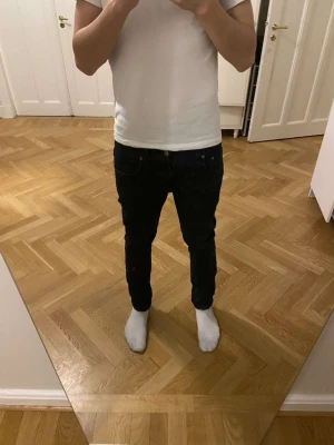 Nudie jeans lean dean ! - Riktigt snygga och unika nudie lean dean med riktigt bra passform. Dem är i 32/30 och inga defekter. Vårat pris är riktigt bra för dessa jeans passa på ! Moddelen på bilden är 182cm och väger 67kg