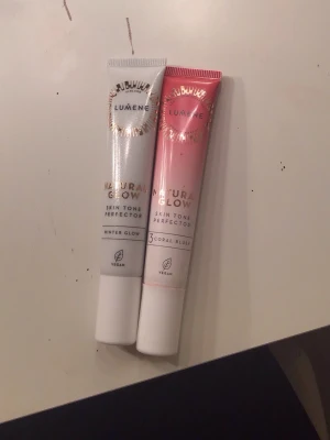 Lumene Natural Glow blush och highlighter - Två tuber Lumene Natural Glow Skin Tone Perfector, en i färgen Winter Glow (ljusgrå med skimmer) och en i färgen Coral Blush (ljusrosa). Båda är veganska och kommer i smidiga plasttuber med guldiga detaljer. Perfekt för att ge huden en fräsch och jämn ton. Fick i min kalender och kommer inte till användning ❤️Bara testade så helt nya ❤️Man får med båda men man kan köpa separat för 50kr styck ❤️Men för båda 80kr 