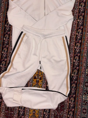 Hugo Boss Tracksuit  - Säljer min gamla Hugo Boss tracksuit där den ligger bara i garderoben. Jag har använt den vid ett tillfälle. Den har inga tecken på slitage eller användning 