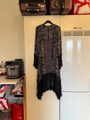 Odd molly klänning  - Säljer en super cool odd molly klänning i svart och grått. Den har ett väldigt fint detaljerat mönster men även fransar längst ner på klänningen och vi handlederna. Från märket Odd Molly. Storlek 2 som enligt deras storleksguide motsvarar en M. Mycket fint skick, jag hittar inga synliga anmärkningar eller defekter. 