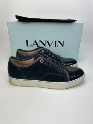 Lanvin skor(nyskick) - December REA! Hej, säljer nu dessa svin snygga lanvin skor. Skorna är i nyskick! Begränsat antal boxar och dustbag. Hör av dig vid frågor. 