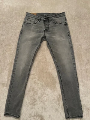 Grå Dondup George jeans - Säljer dessa stilrena Dondup George i storlek 33 (motsvarar ungefär 30/32). Hör av dig om frågor!