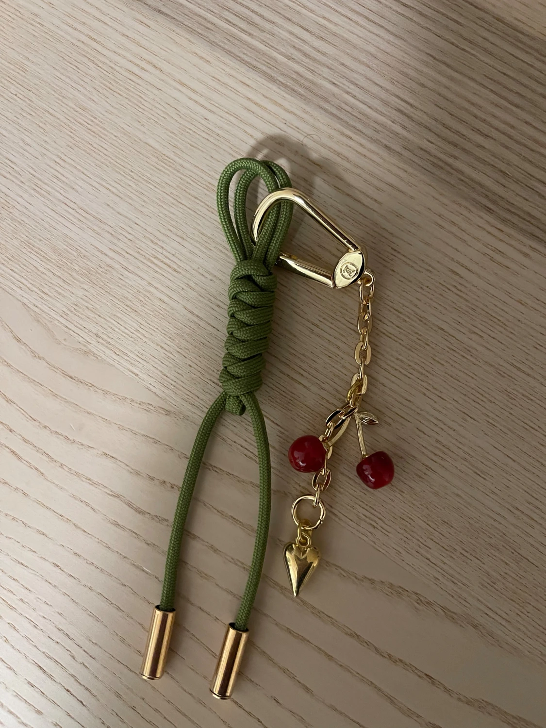 Vuitton Grön accessoar med körsbärsdetalj - 3