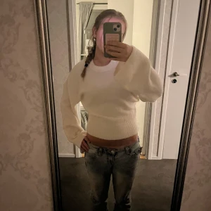 Wide shaped sweater - Supermysig vit stickad tröja från Gina Tricot med croppad passform och bred ribbad kant vid midjan. Tröjan har rund hals och långa ärmar med lite loose fit, perfekt för att ge en chill vibe till din outfit. Helt slutsåld på hemsidan. Säljes för köpte fel storlek